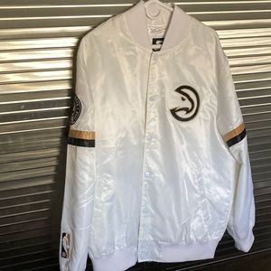 XL Atlanta Hawks Starter jacket. White w/gold & black trim. Good conditi…